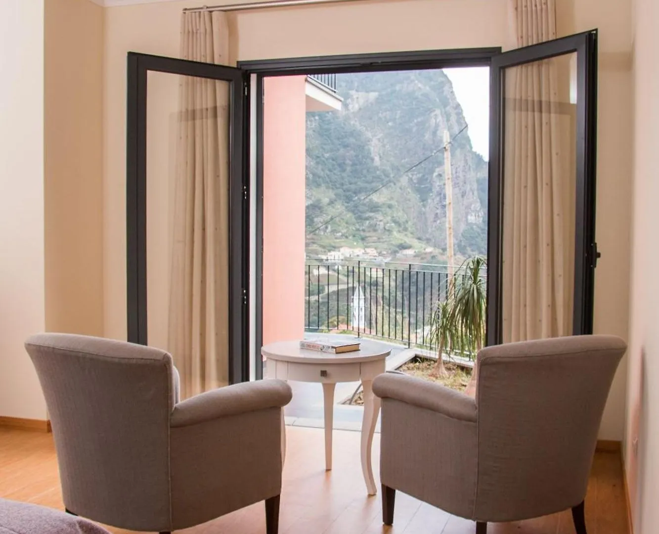 Casa de Férias Elegantes Haus In Santana Mit Garten Und Grill Sao Roque Do Faial